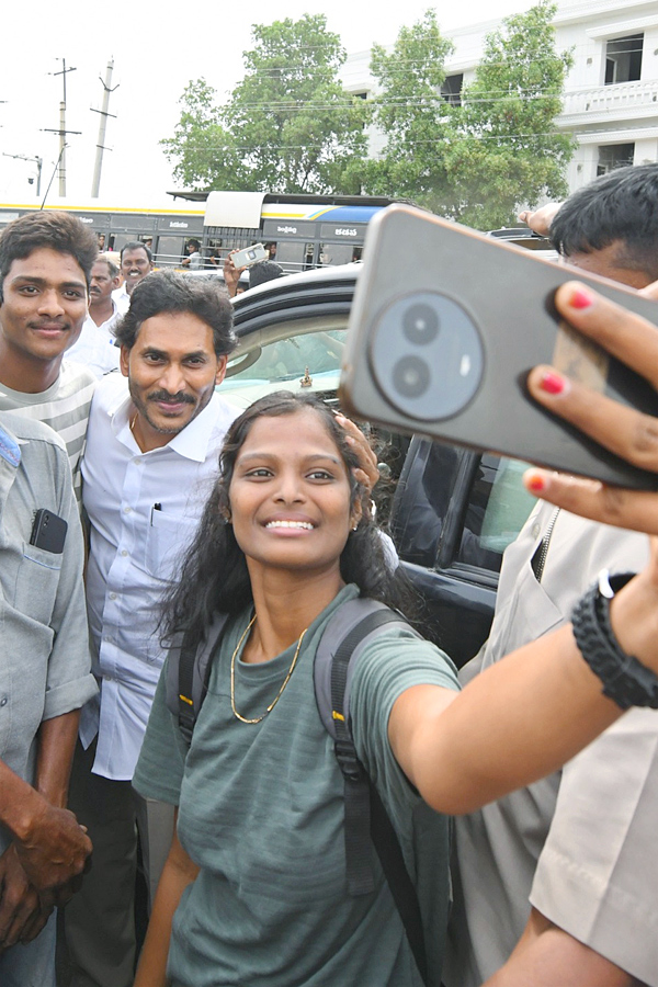 YS Jagan Received Warm Welcome In Kadapa At Pulivendula Photos17