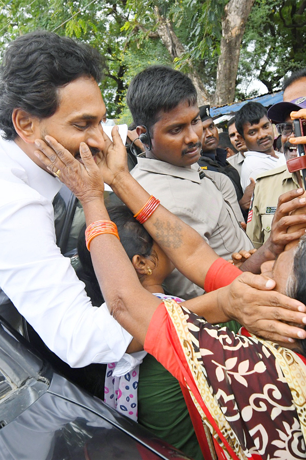 YS Jagan Received Warm Welcome In Kadapa At Pulivendula Photos19