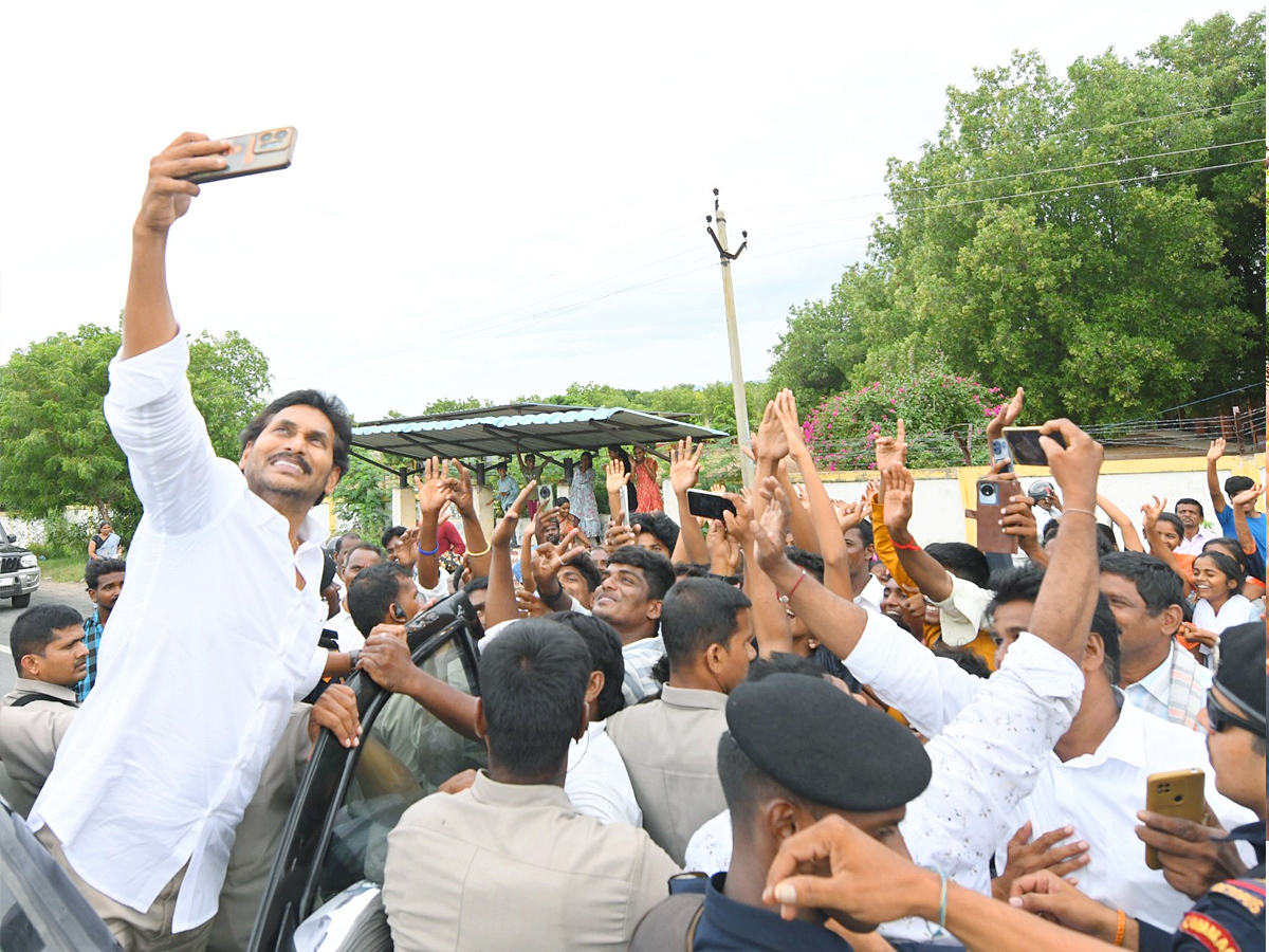 YS Jagan Received Warm Welcome In Kadapa At Pulivendula Photos20