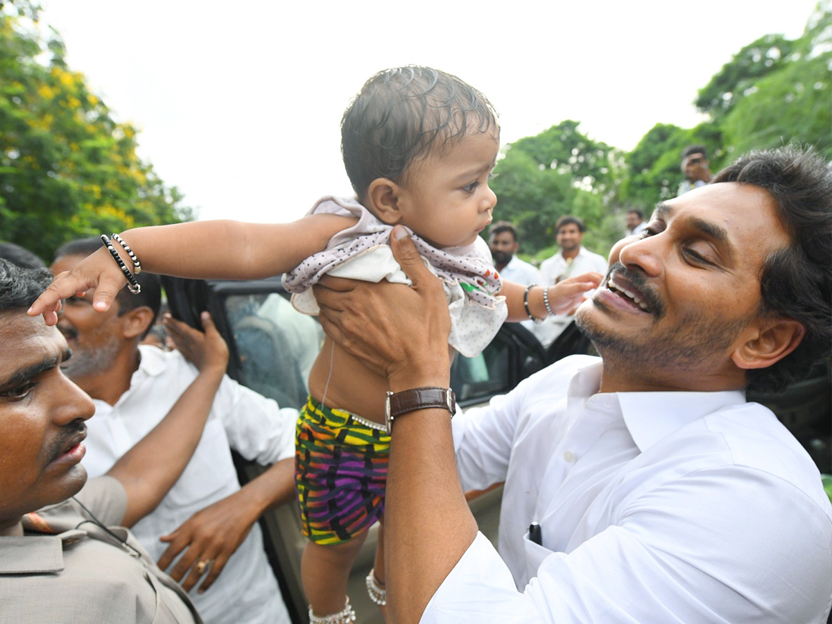 YS Jagan Received Warm Welcome In Kadapa At Pulivendula Photos22