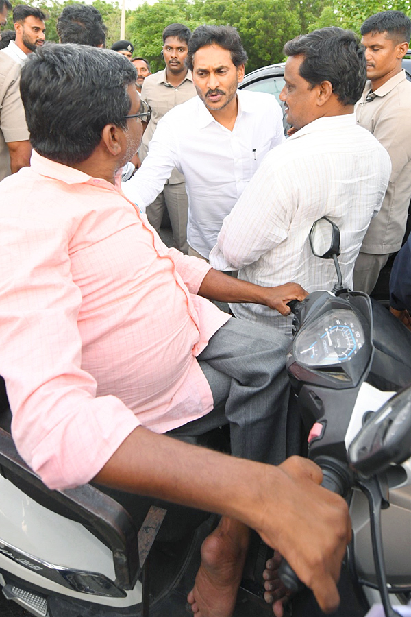 YS Jagan Received Warm Welcome In Kadapa At Pulivendula Photos28