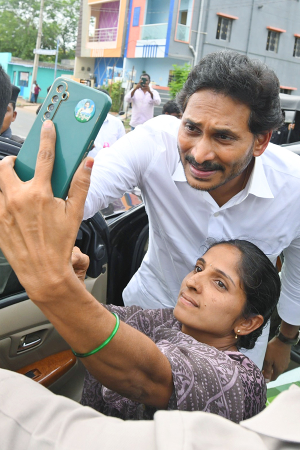 YS Jagan Received Warm Welcome In Kadapa At Pulivendula Photos6