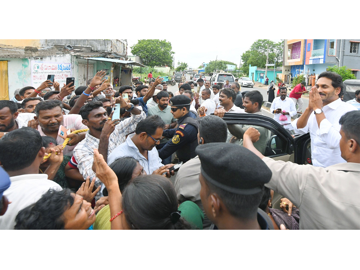 YS Jagan Received Warm Welcome In Kadapa At Pulivendula Photos1