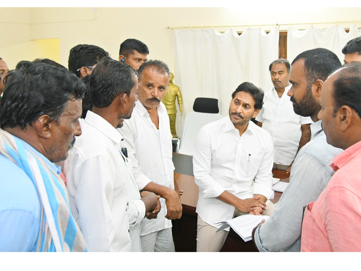 YSRCP Leaders and Public Reached to Pulivendula Camp Office to Meet YS Jagan Photos11