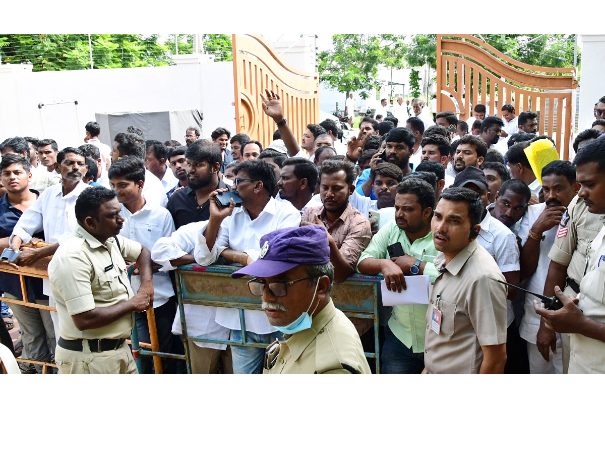 YSRCP Leaders and Public Reached to Pulivendula Camp Office to Meet YS Jagan Photos16