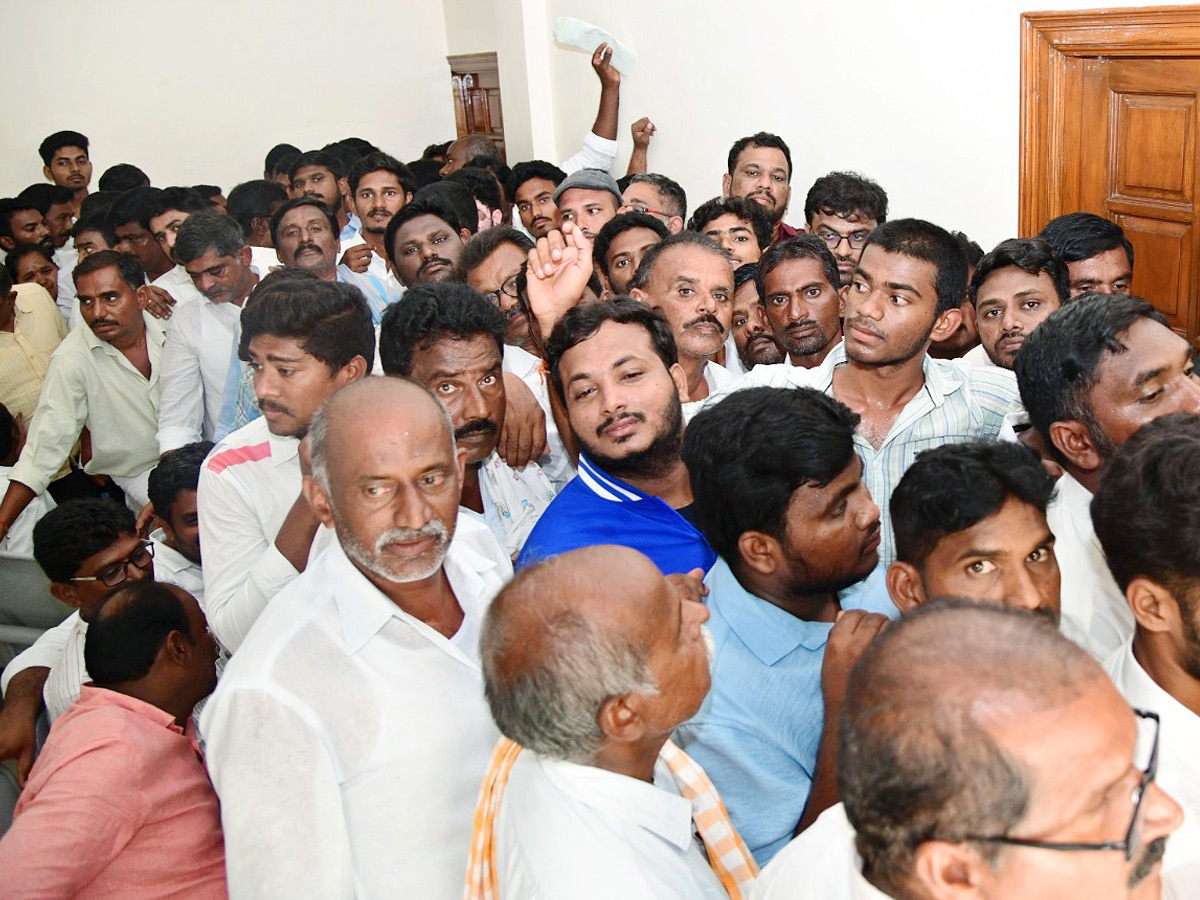 YSRCP Leaders and Public Reached to Pulivendula Camp Office to Meet YS Jagan Photos19