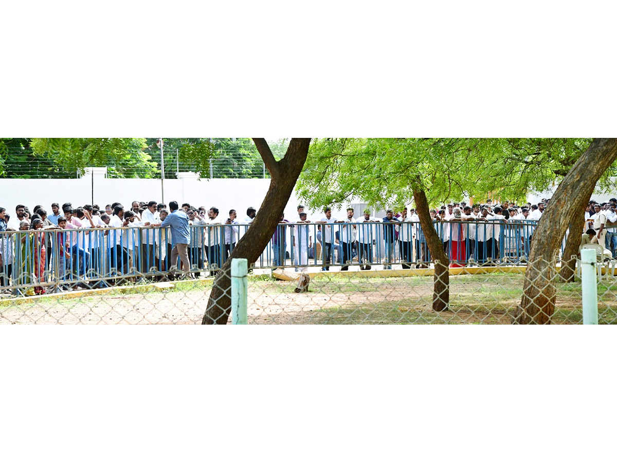 YSRCP Leaders and Public Reached to Pulivendula Camp Office to Meet YS Jagan Photos23