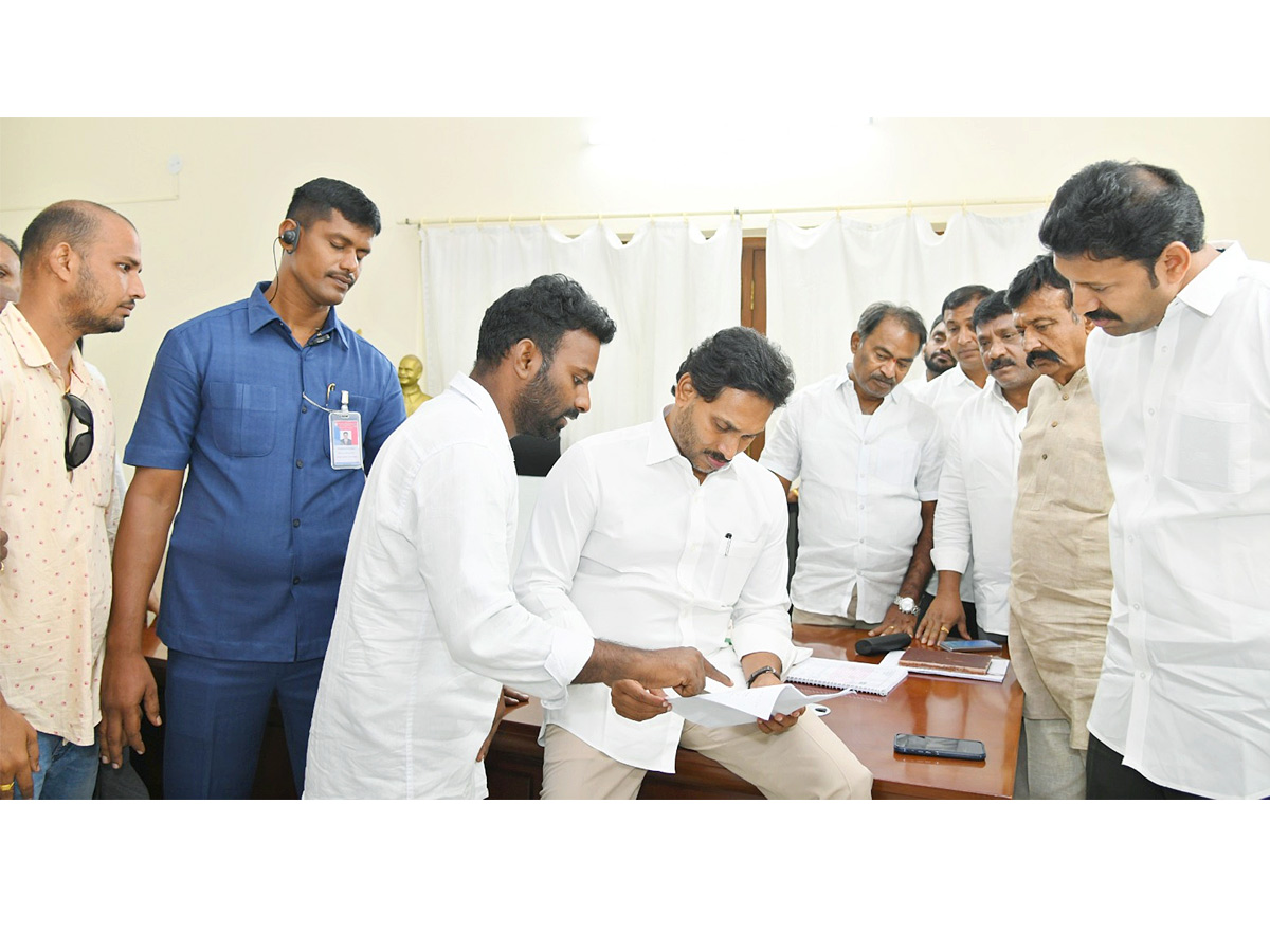 YSRCP Leaders and Public Reached to Pulivendula Camp Office to Meet YS Jagan Photos8