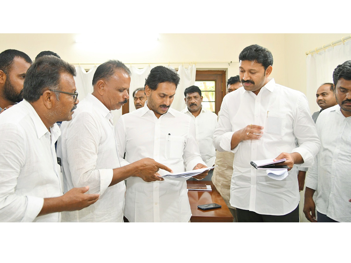 YSRCP Leaders and Public Reached to Pulivendula Camp Office to Meet YS Jagan Photos1