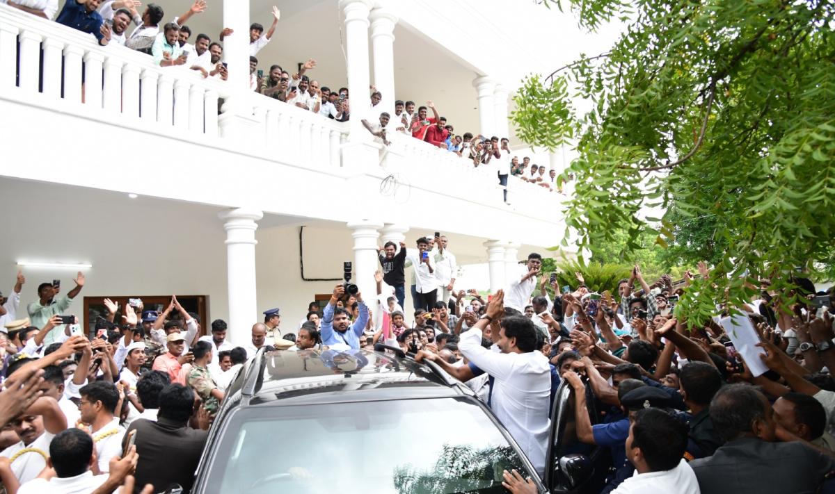 YS Jagan Mohan Reddy Meets People At Pulivendula Photos2