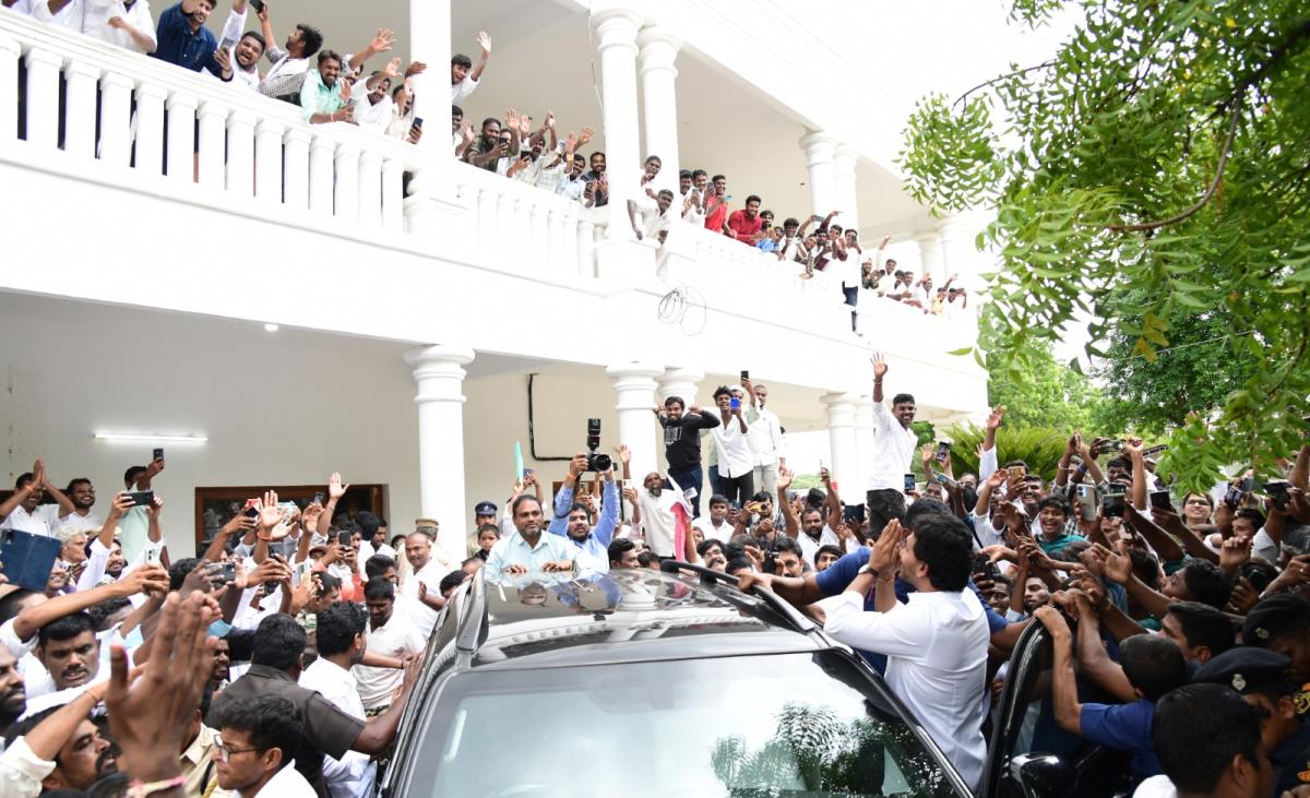 YS Jagan Mohan Reddy Meets People At Pulivendula Photos3