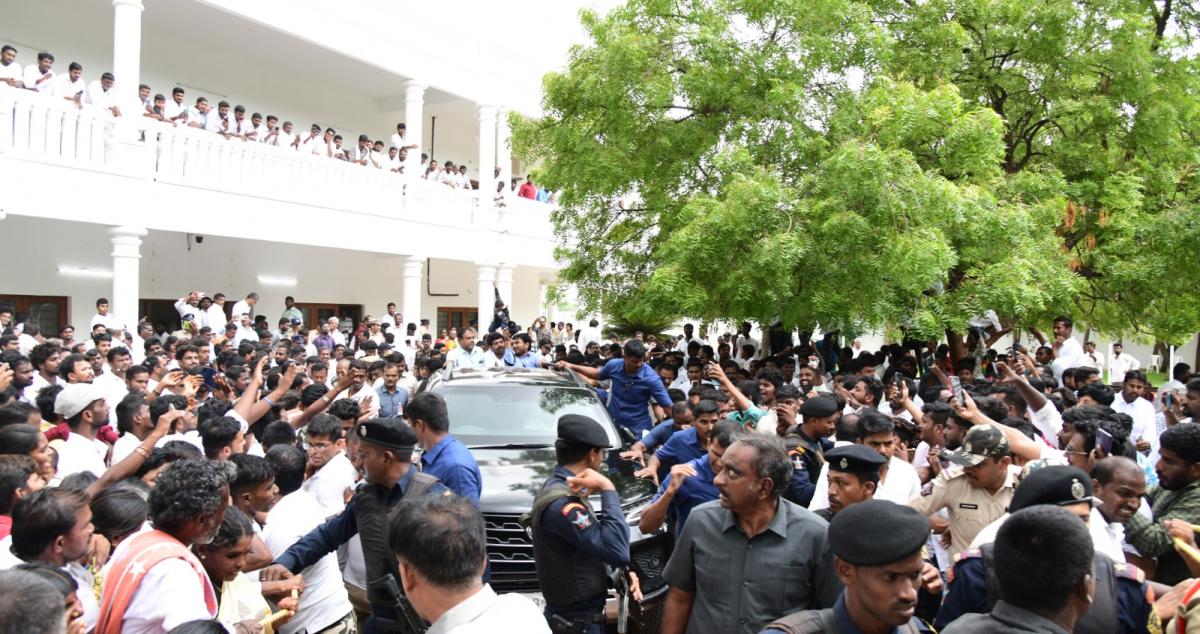 YS Jagan Mohan Reddy Meets People At Pulivendula Photos5