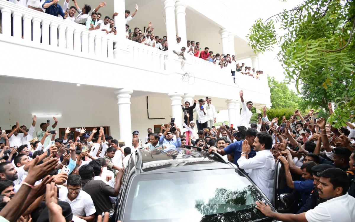 YS Jagan Mohan Reddy Meets People At Pulivendula Photos6