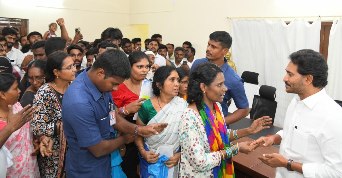 YS Jagan Mohan Reddy Meets People At Pulivendula Photos7