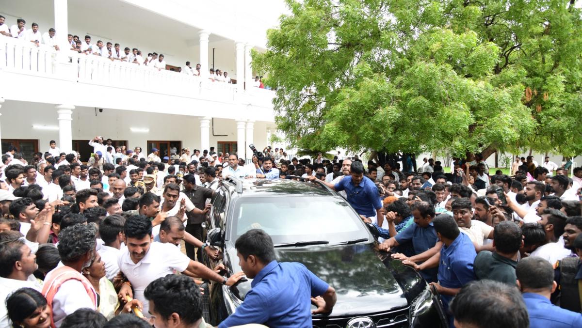 YS Jagan Mohan Reddy Meets People At Pulivendula Photos8