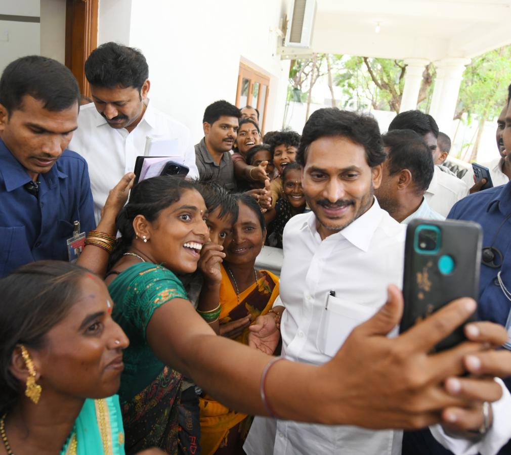 YS Jagan Mohan Reddy Meets People At Pulivendula Photos9