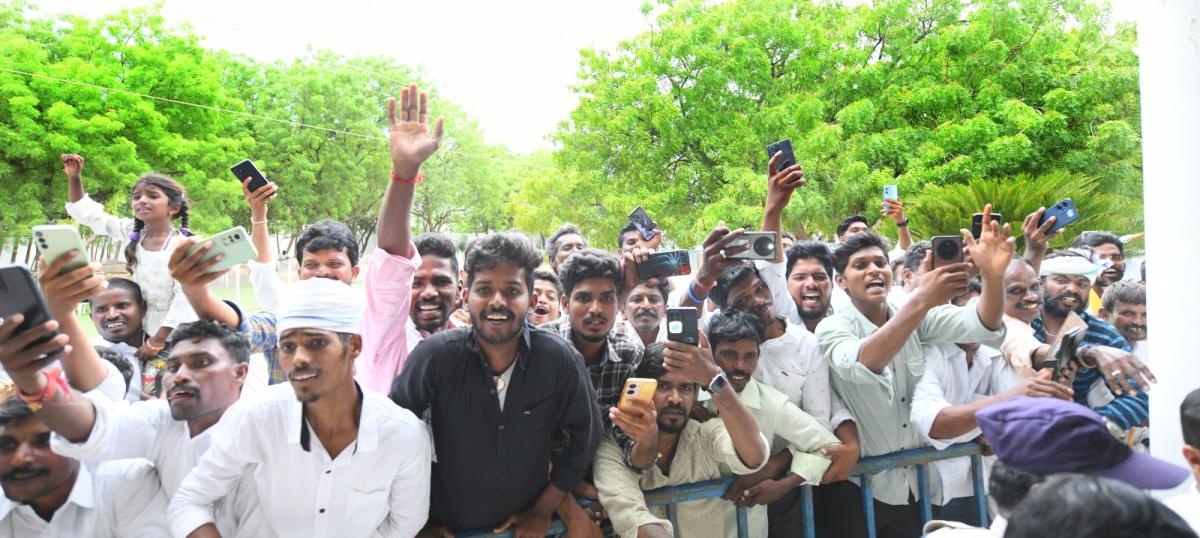 YS Jagan Mohan Reddy Meets People At Pulivendula Photos10