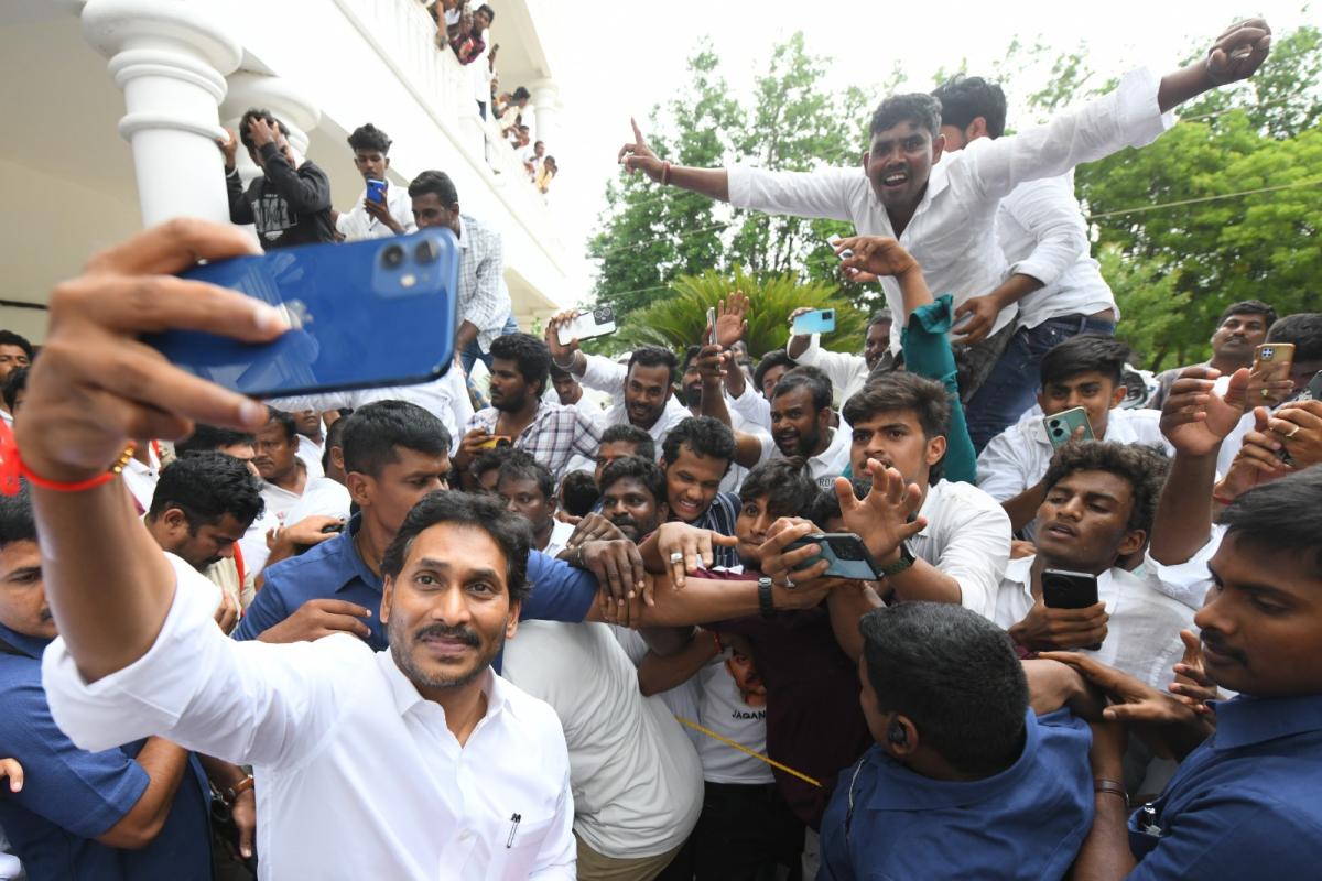 YS Jagan Mohan Reddy Meets People At Pulivendula Photos12