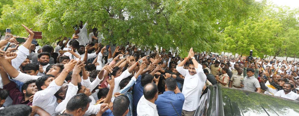 YS Jagan Mohan Reddy Meets People At Pulivendula Photos13