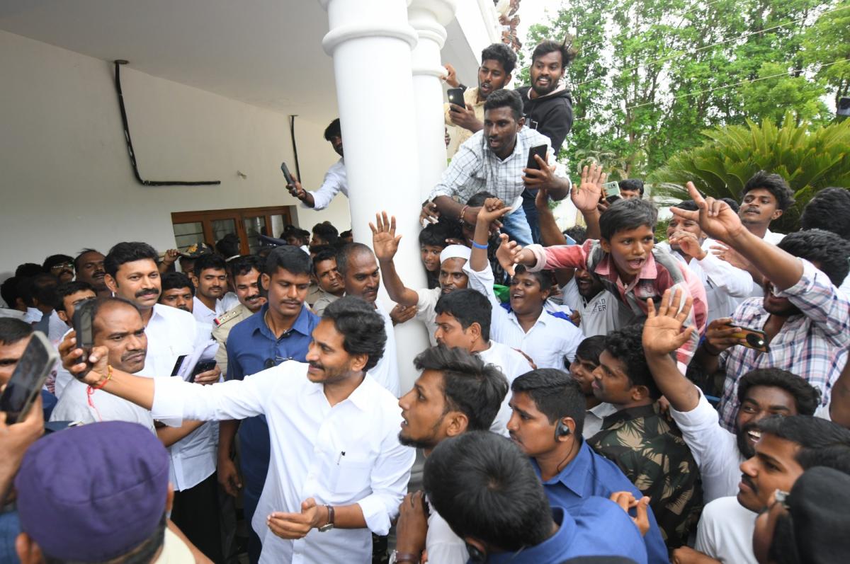 YS Jagan Mohan Reddy Meets People At Pulivendula Photos14