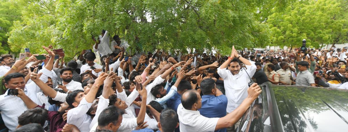 YS Jagan Mohan Reddy Meets People At Pulivendula Photos15