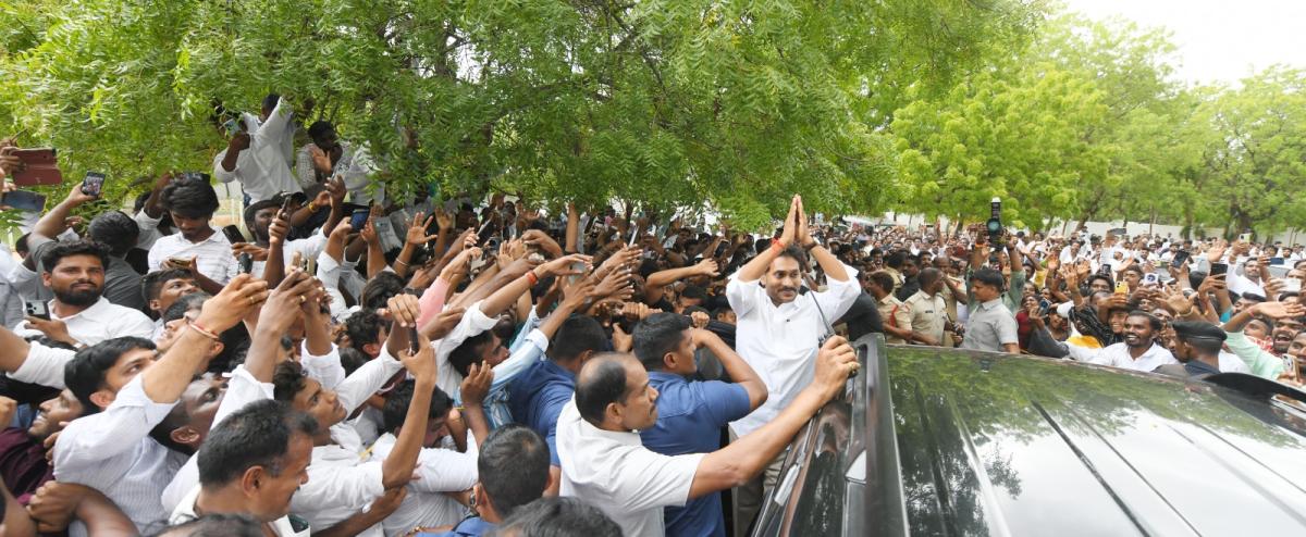 YS Jagan Mohan Reddy Meets People At Pulivendula Photos16