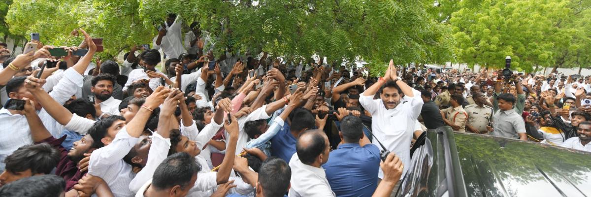 YS Jagan Mohan Reddy Meets People At Pulivendula Photos18