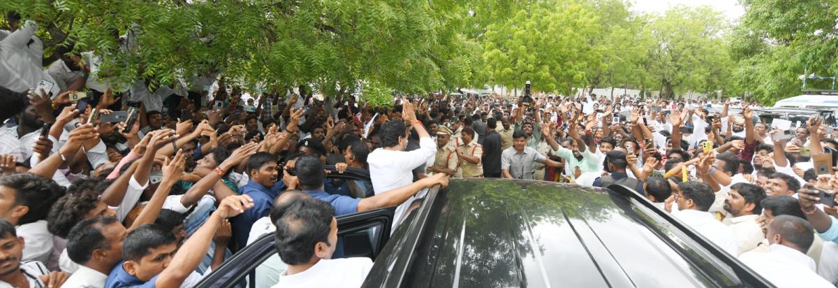 YS Jagan Mohan Reddy Meets People At Pulivendula Photos19