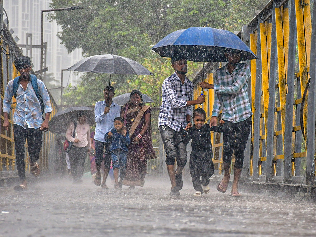 Today Mumbai Waterlogged, Heavy Rain Photos10