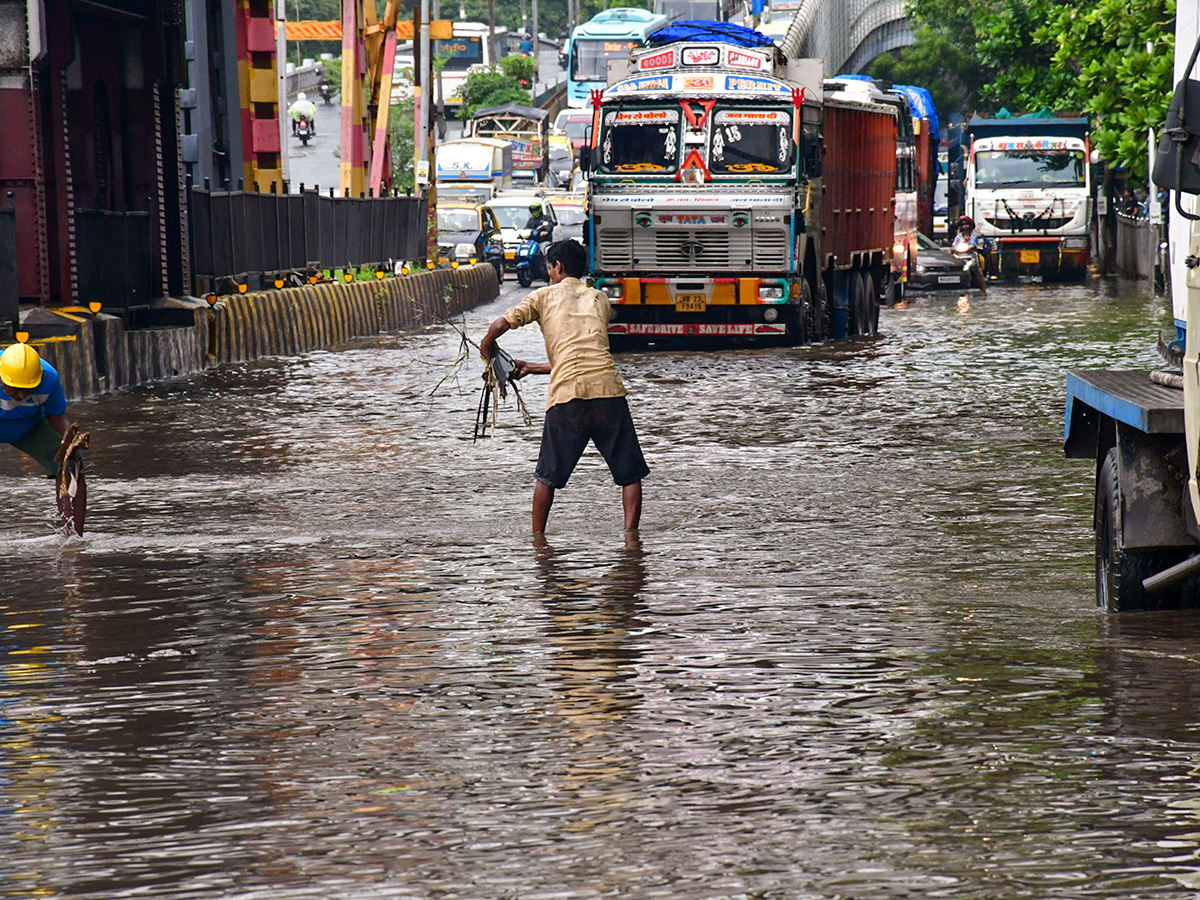 Today Mumbai Waterlogged, Heavy Rain Photos11