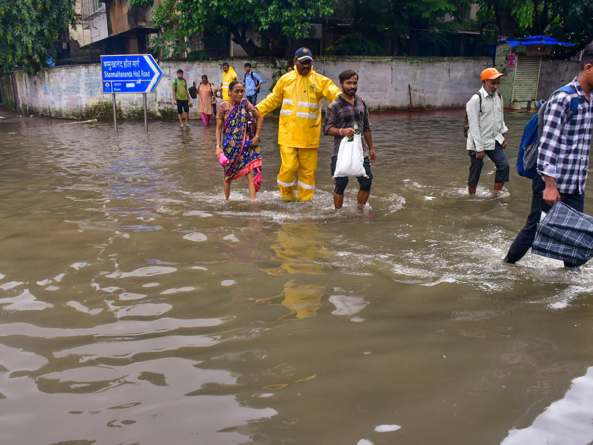 Today Mumbai Waterlogged, Heavy Rain Photos12