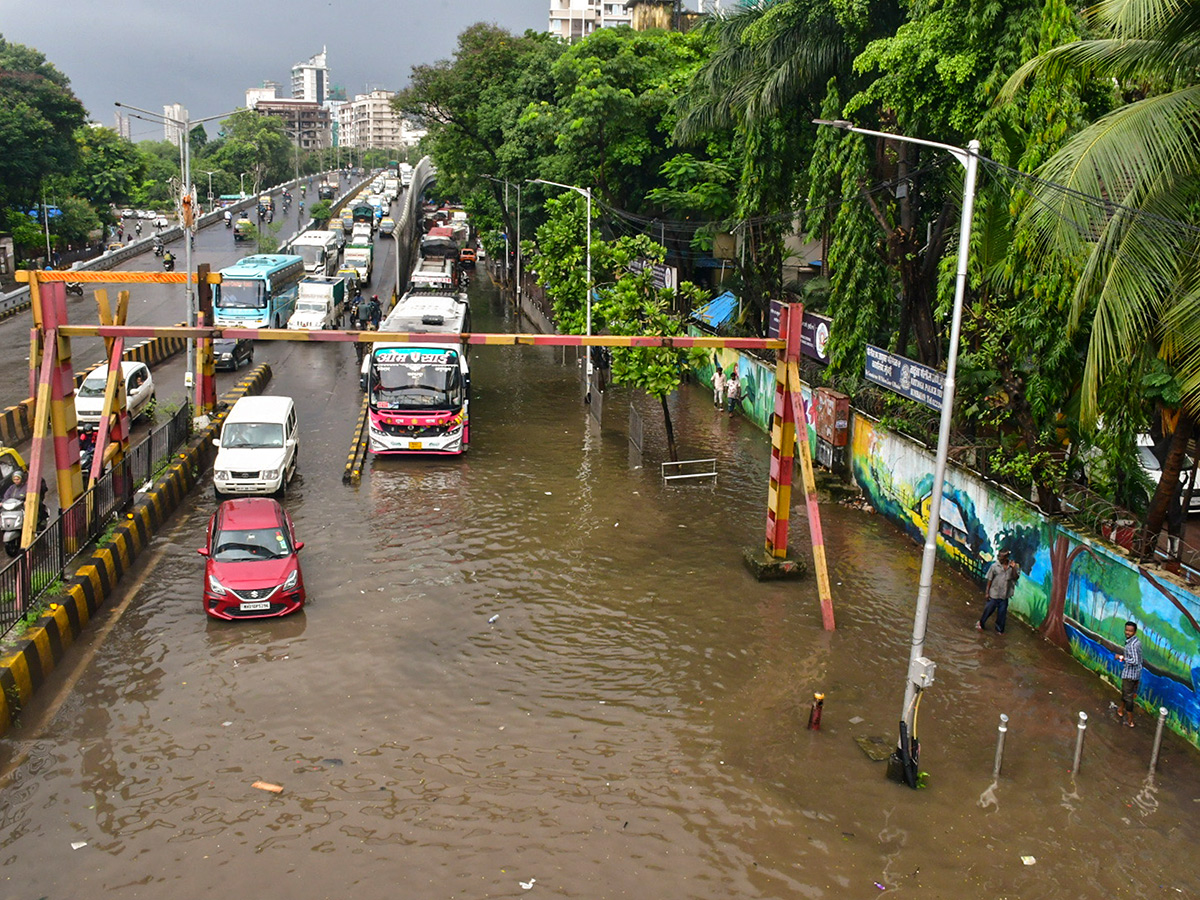 Today Mumbai Waterlogged, Heavy Rain Photos13