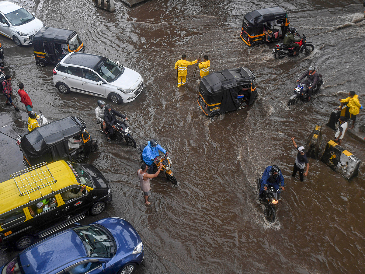 Today Mumbai Waterlogged, Heavy Rain Photos3