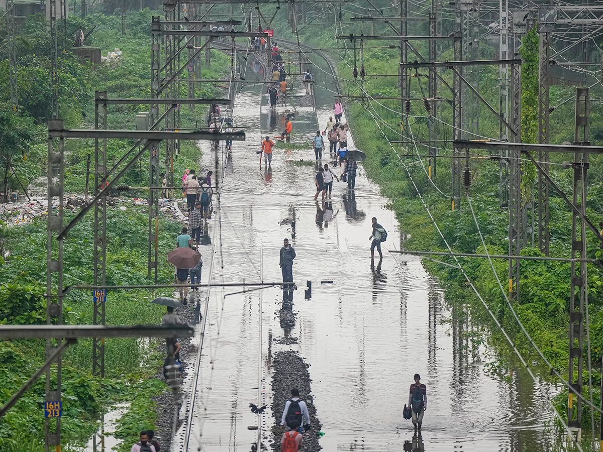 Today Mumbai Waterlogged, Heavy Rain Photos4