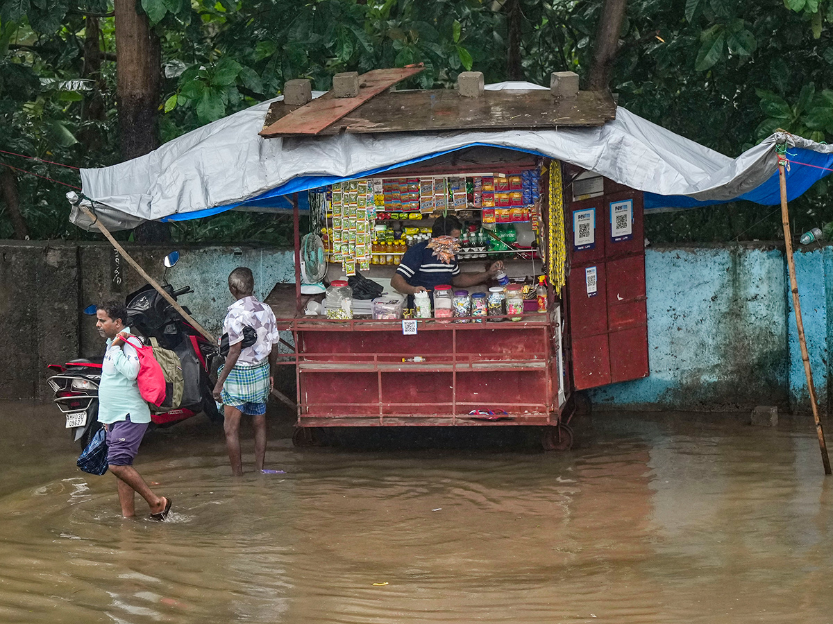 Today Mumbai Waterlogged, Heavy Rain Photos5