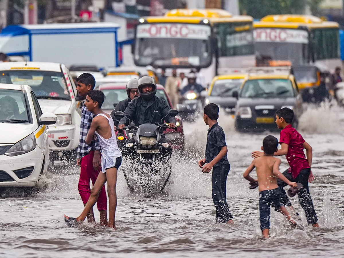 Today Mumbai Waterlogged, Heavy Rain Photos9