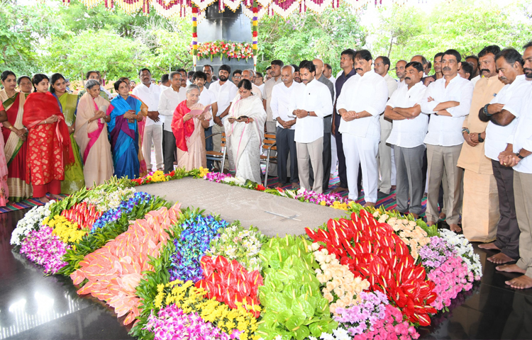 YSR Jayanthi: YS Jagan At Idupulapaya Photo Gallery1