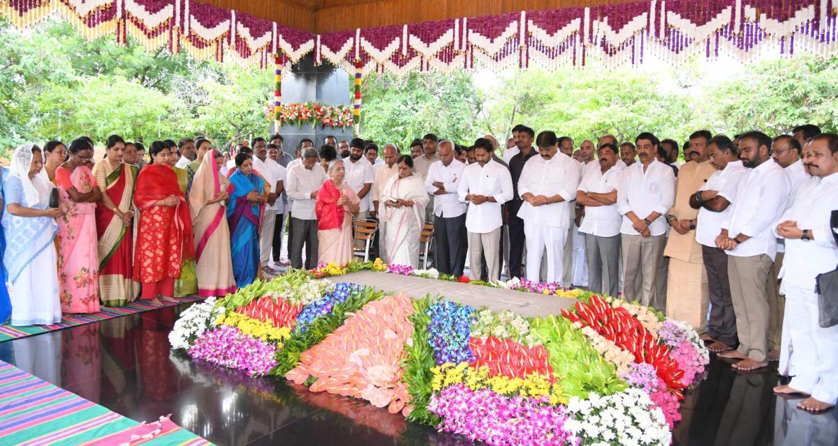 YSR Jayanthi: YS Jagan At Idupulapaya Photo Gallery7