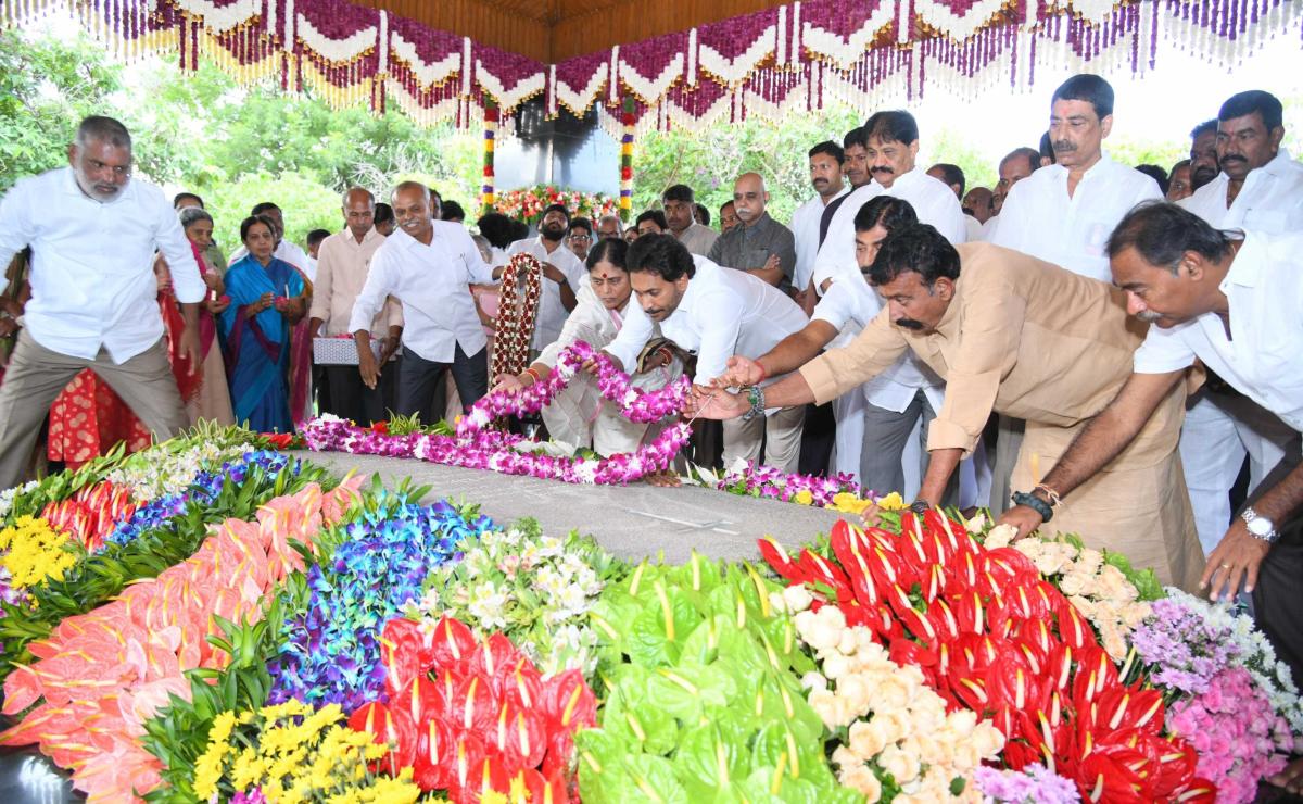 YSR Jayanthi: YS Jagan At Idupulapaya Photo Gallery8