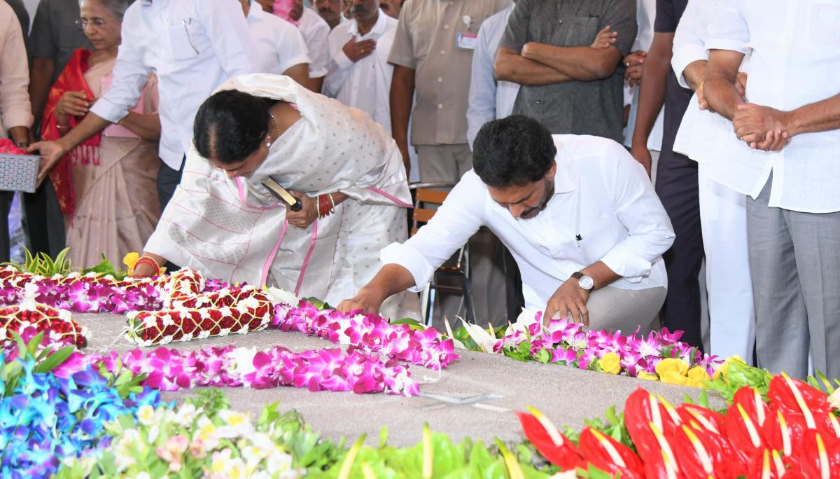 YSR Jayanthi: YS Jagan At Idupulapaya Photo Gallery2