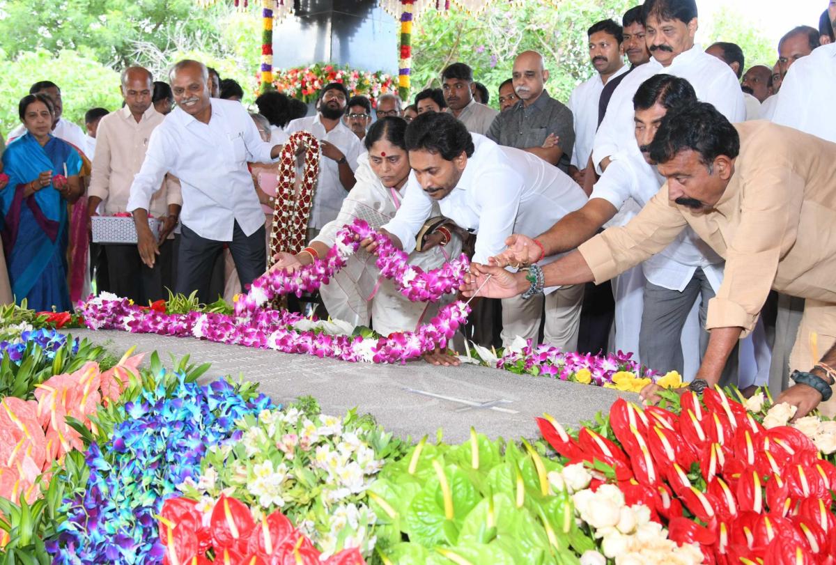 YSR Jayanthi: YS Jagan At Idupulapaya Photo Gallery3