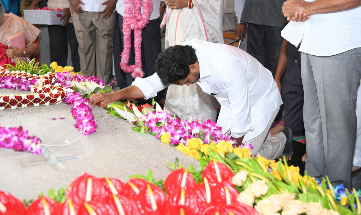 YSR Jayanthi: YS Jagan At Idupulapaya Photo Gallery4