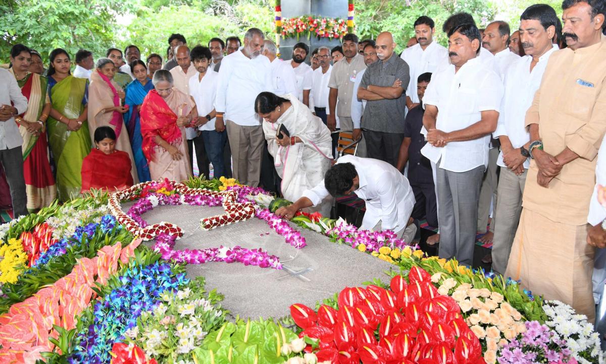 YSR Jayanthi: YS Jagan At Idupulapaya Photo Gallery9