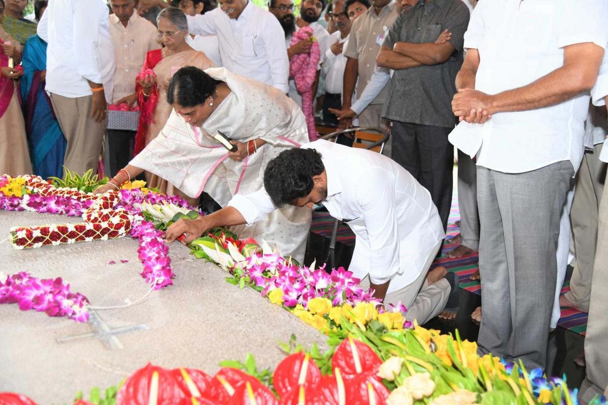 YSR Jayanthi: YS Jagan At Idupulapaya Photo Gallery5