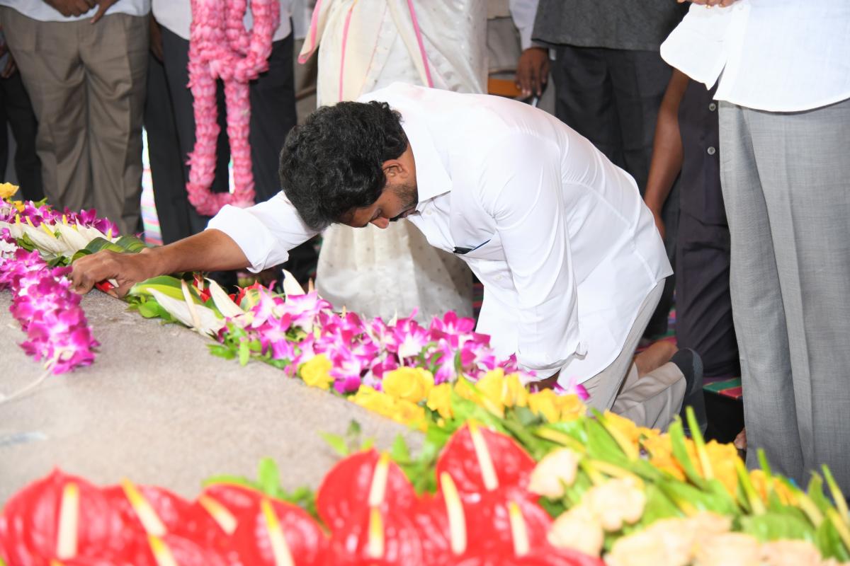 YSR Jayanthi: YS Jagan At Idupulapaya Photo Gallery6