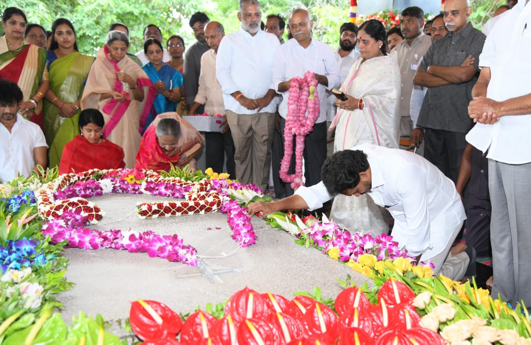 YSR Jayanthi: YS Jagan At Idupulapaya Photo Gallery10