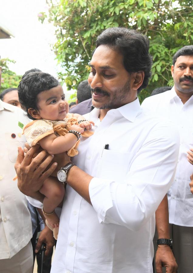 YSR Jayanthi: YS Jagan At Idupulapaya Photo Gallery11