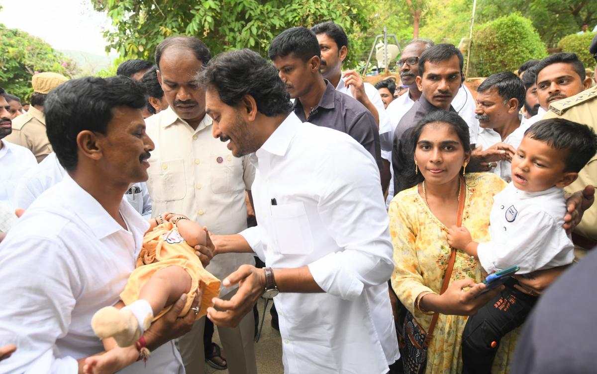 YSR Jayanthi: YS Jagan At Idupulapaya Photo Gallery12