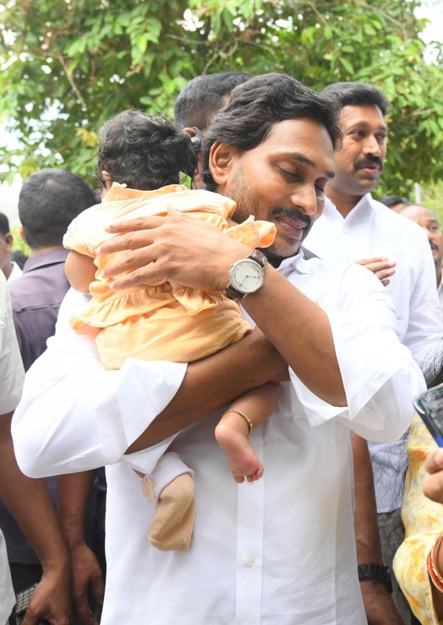 YSR Jayanthi: YS Jagan At Idupulapaya Photo Gallery13