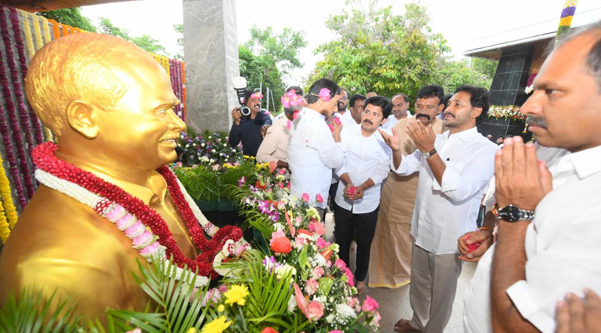 YSR Jayanthi: YS Jagan At Idupulapaya Photo Gallery14